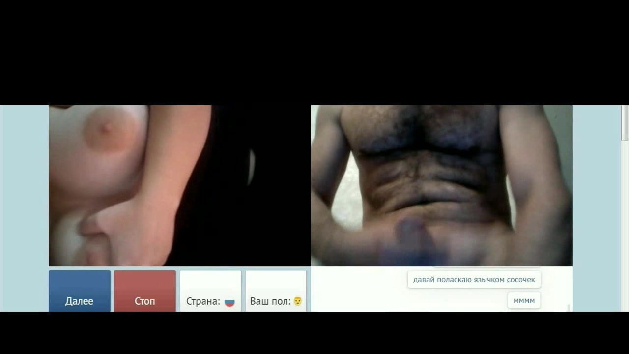 Демонстрирует на камеру здоровенную грудь онлайн